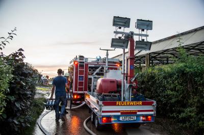 Remseck-Aldingen: Freiflaeche in Vollbrand - Besitzer spendet Blumen fuer die Einsatzkraefte